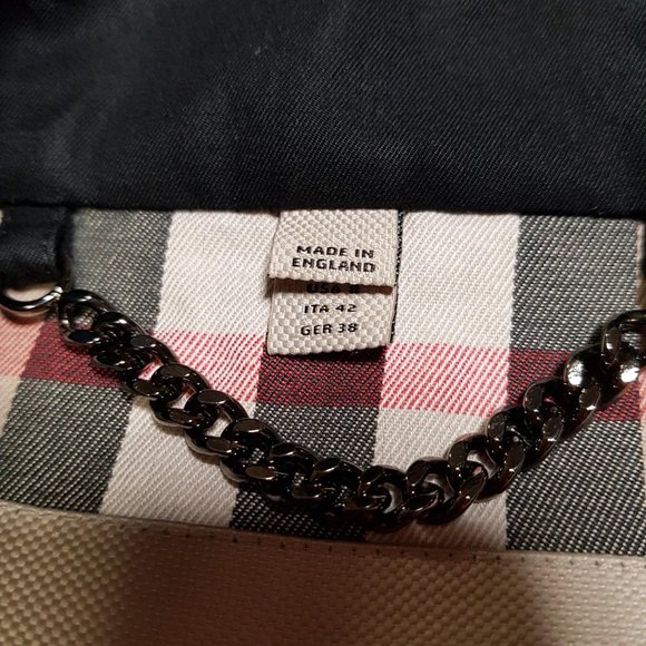 The long black Burberry Chelsea Heritage Trench Coat with signature gabardine - Picture 9 of 13